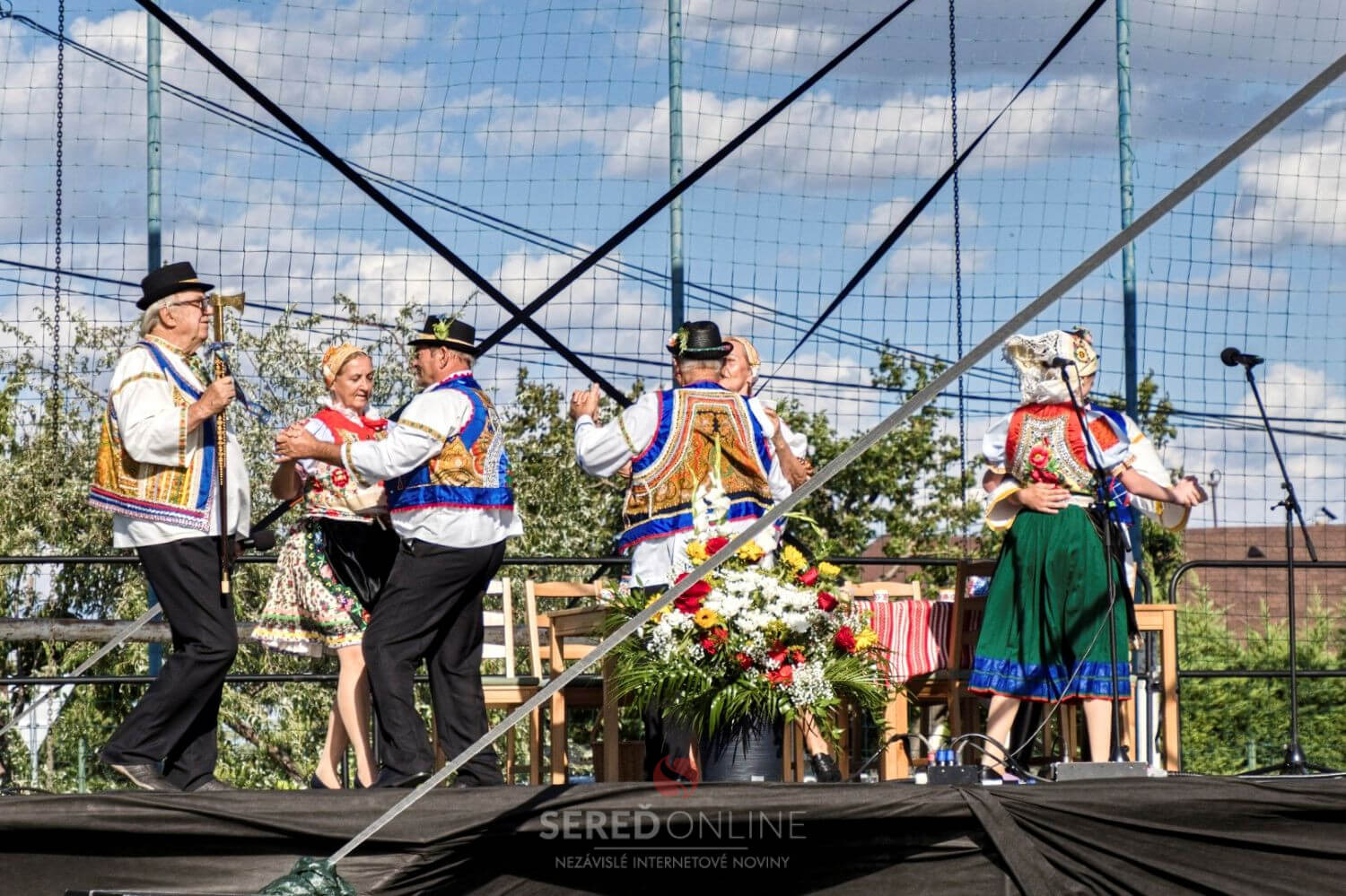 Vystúpenie folklórneho súboru v tradičných krojoch na pódiu počas Dní obce Pata 2026.
